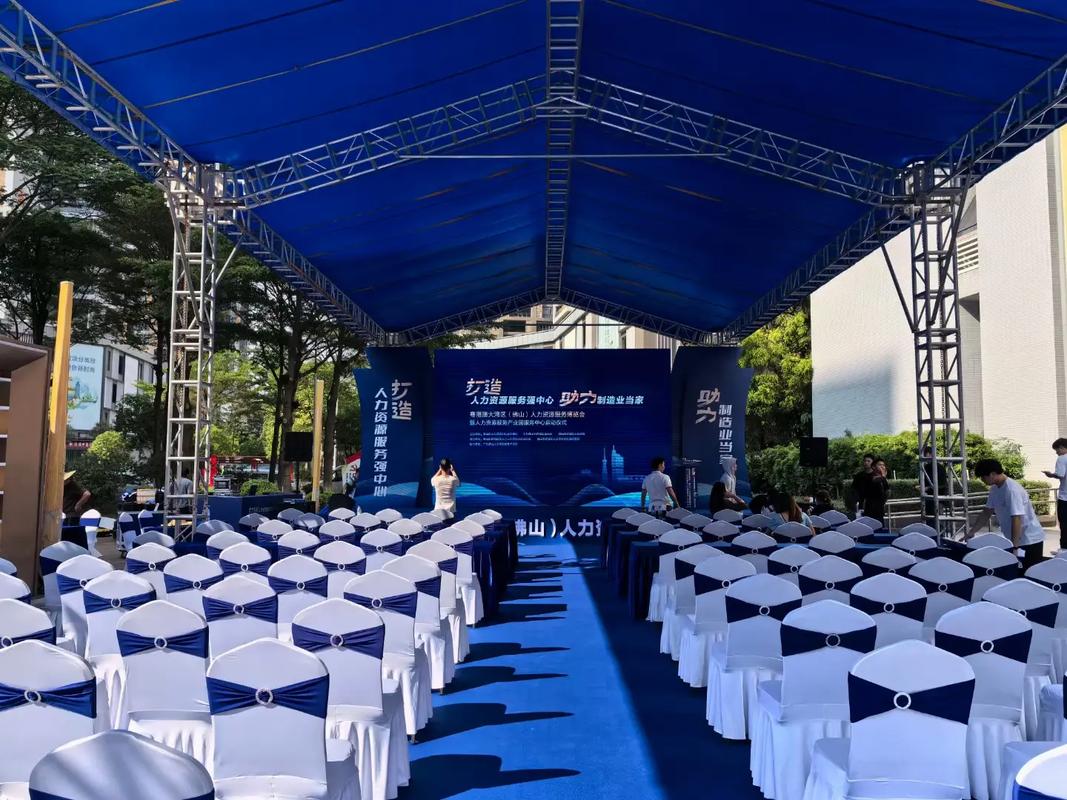 赋能展会新体验 蓝色会议桌椅租赁，一站式专业会议展览服务解决方案